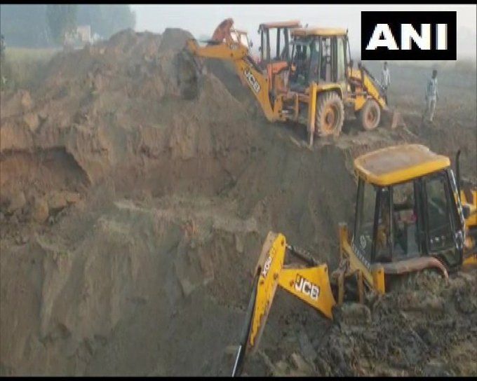 हरियाणा: करनाल के घरौंडा के हर सिंह पुरा गांव में कल 5 साल की बच्ची 50 फीट गहरे बोरवेल में गिर गई। बचाव अभियान जारी है।