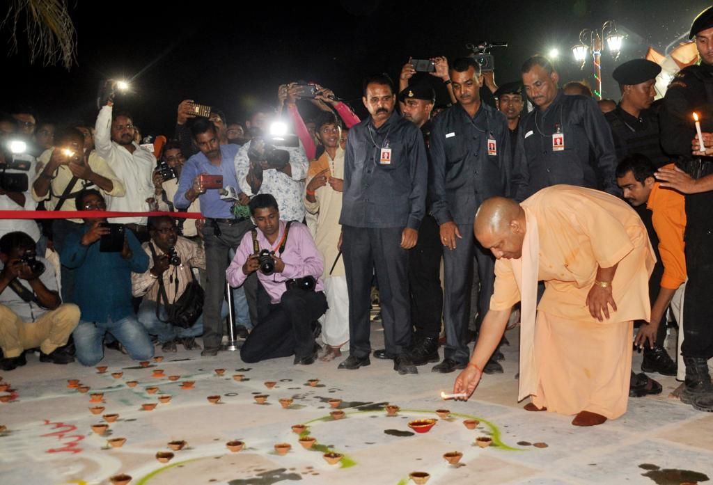 गोरखपुर : गोरखनाथ मंदिर में एक दिया शहीदों के नाम कार्यक्रम में मुख्यमंत्री योगी आदित्यनाथ। उनके लिए जो एक दिया भगवान राम के नाम मे राजनीति देख रहे थे।