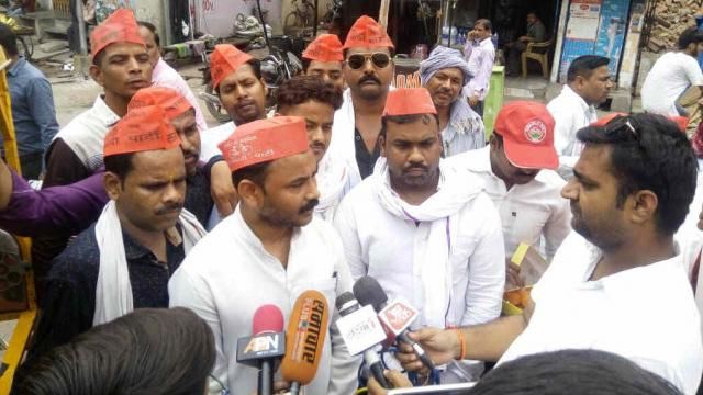 नूरपुर में सपा की जीत, बनारस में कार्यकर्ताओं ने मनाया जश्न