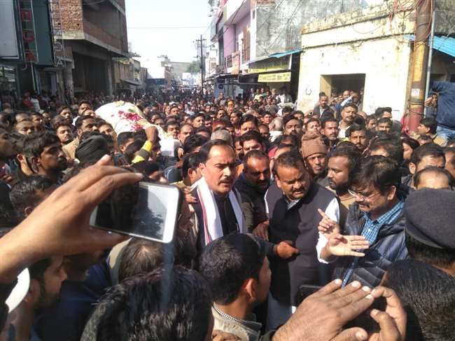 पुलिस की मौजूदगी में हुई ठेकेदार राकेश यादव की अंत्येष्टि, खुलासे के लिए मांगा 24 घंटे का समय पुलिस की मौजूदगी में हुई ठेकेदार राकेश यादव की अंत्येष्टि, खुलासे के लिए मांगा 24 घंटे का समय