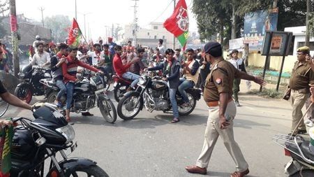 सपाइयों ने बाइकों से किये स्टंट, पुलिस ने की सख्ती सपाइयों ने बाइकों से किये स्टंट, पुलिस ने की सख्ती