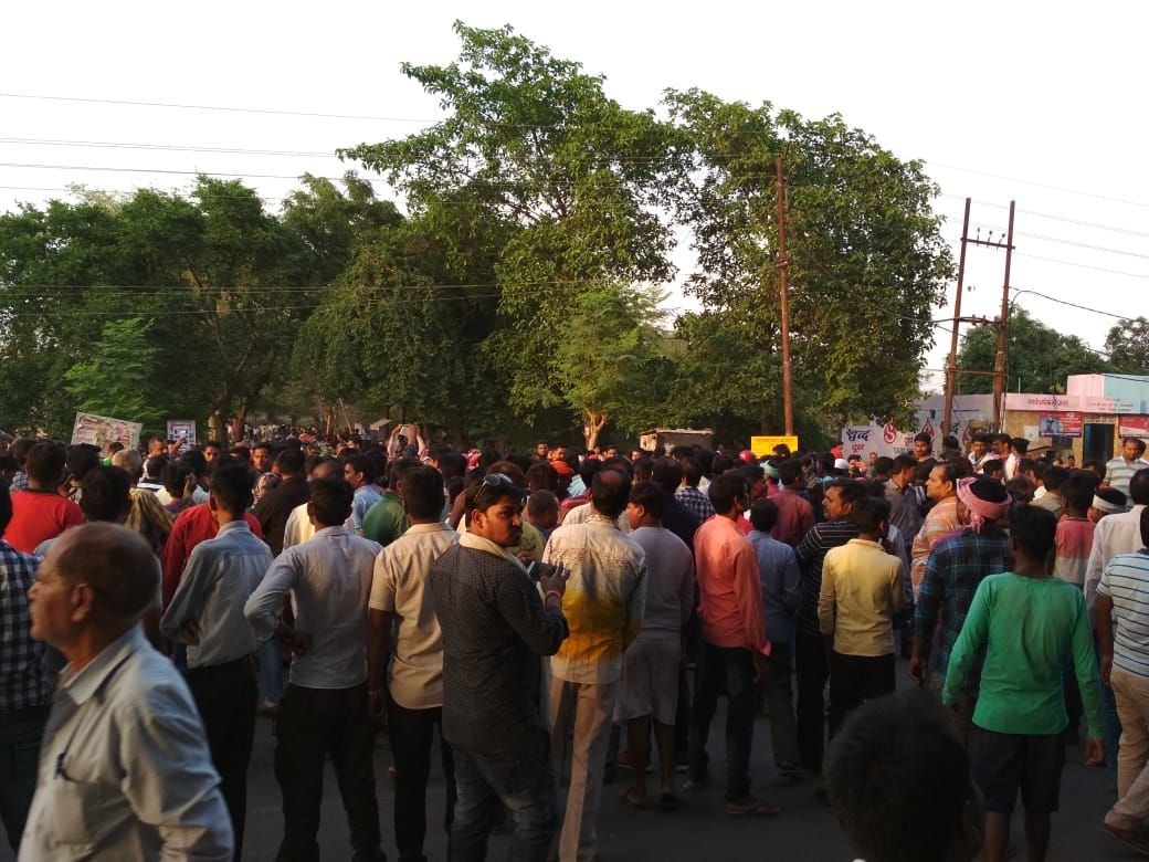 इलाहाबाद : कल से गायब हुए अंकित सोनकर का शव आज  जमुना पुल के नीचे मिला परिजन में आक्रोश किया मिर्ज़ापुर मार्ग को जाम