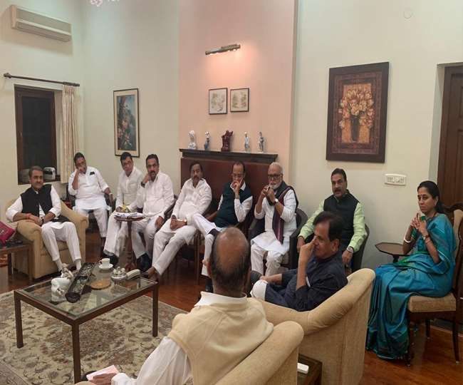 शरद पवार के घर कांग्रेस और एनसीपी की बैठक जारी