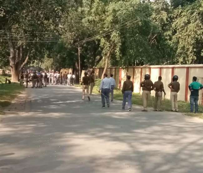 बीएचयू में बिरला और एलबीएस छात्रावास के छात्र आपस में भिड़े बीएचयू में बिरला और एलबीएस छात्रावास के छात्र आपस में भिड़े