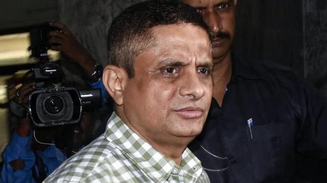 शारदा घोटाला: पूर्व पुलिस आयुक्त राजीव कुमार ने कोर्ट में किया सरेंडर शारदा घोटाला: पूर्व पुलिस आयुक्त राजीव कुमार ने कोर्ट में किया सरेंडर