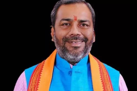 योगी के मंत्री ने दी सलाह- प्रदूषण से निपटने के लिए यज्ञ करवाए सरकार