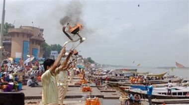 सूतक काल की वजह से दोपहर में हुई गंगा आरती सूतक काल की वजह से दोपहर में हुई गंगा आरती