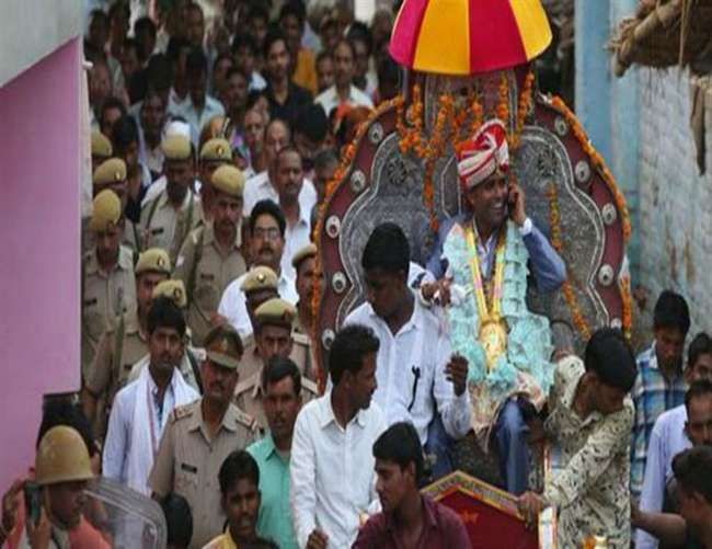 कासगंज में ठाकुर बहुल गांव में जाटव दूल्हे के घोड़ी चढ़ गांव में बरात घुमाने की जिद पूरी कासगंज में ठाकुर बहुल गांव में जाटव दूल्हे के घोड़ी चढ़ गांव में बरात घुमाने की जिद पूरी