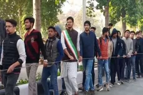 AMU में सीएम योगी के खिलाफ नारेबाजी, 50 अज्ञात छात्रों के खिलाफ FIR AMU में सीएम योगी के खिलाफ नारेबाजी, 50 अज्ञात छात्रों के खिलाफ FIR