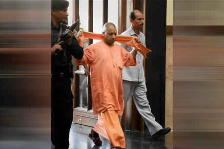 इन 10 फैसलों पर बैकफुट पर रही योगी सरकार इन 10 फैसलों पर बैकफुट पर रही योगी सरकार