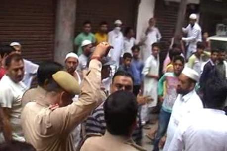 गौ तस्करों को पकड़ने पहुंची पुलिस टीम पर भीड़ ने किया हमला गौ तस्करों को पकड़ने पहुंची पुलिस टीम पर भीड़ ने किया हमला