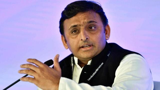 नोटबंदी से अर्थव्यवस्था को झटका:अखिलेश नोटबंदी से अर्थव्यवस्था को झटका:अखिलेश