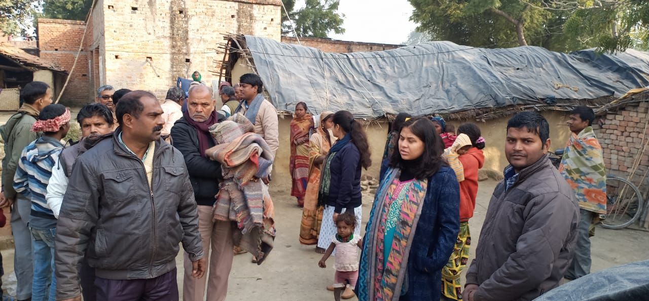 एसडीएम ने कई गांव में वितरित किया कम्बल एसडीएम ने कई गांव में वितरित किया कम्बल