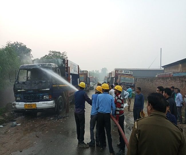 उन्नाव : एचपी गैस प्लांट के बाहर हादसा, ट्रक के केबिन में आग लगने से एक की मौत उन्नाव : एचपी गैस प्लांट के बाहर हादसा, ट्रक के केबिन में आग लगने से एक की मौत