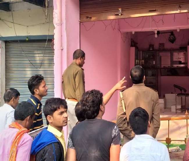 जौनपुर में सराफा की दुकान से ढ़ाई लाख रुपये की चोरी, लगातार वारदात से कारोबारियों में मचा हड़कंप जौनपुर में सराफा की दुकान से ढ़ाई लाख रुपये की चोरी, लगातार वारदात से कारोबारियों में मचा हड़कंप