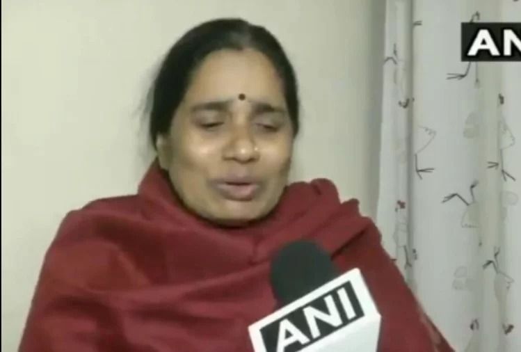 निर्भया की मां, फूट-फूटकर रोईं, कहा- मेरी बच्ची की मौत पर राजनीति हो रही है