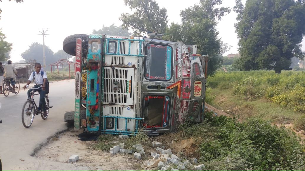 बालू से लदा ट्रक अनियंत्रित हो पलटा, बाल-बाल बचा चालक