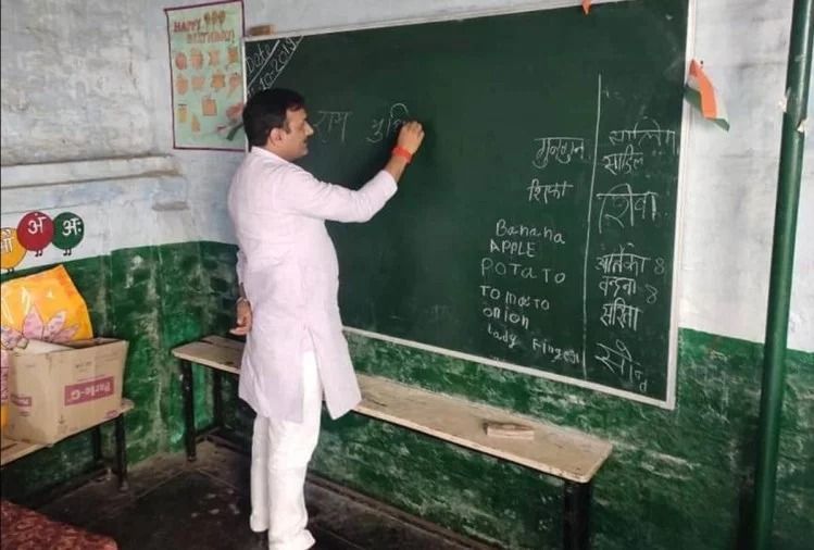 बेसिक शिक्षा मंत्री ने ली बच्चों की क्लास