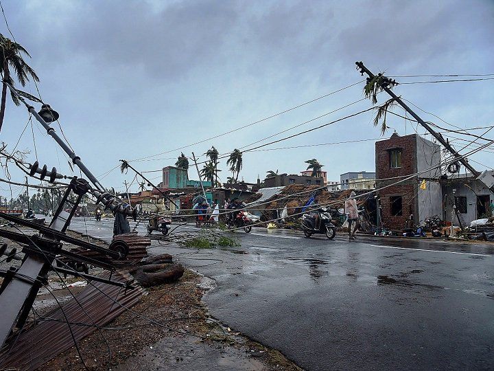 ओडिशा में 8 की मौत, जनजीवन अस्त व्यस्त, मोबाइल नेटवर्क-बिजली ठप ओडिशा में 8 की मौत, जनजीवन अस्त व्यस्त, मोबाइल नेटवर्क-बिजली ठप