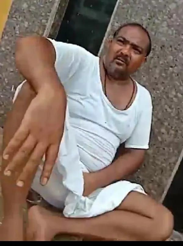 डीडीयू नगर-छापेमारी के 6 दिन बाद भी फरार है शौकत कसाई। शौकत के खिलाफ दर्ज है 307 व आर्म्स एक्ट का मामला। गिरफ्तारी न होने से खड़े हो रहे पुलिस पर कई सवाल।क्यों इतनी मोहलत दे रही पुलिस।