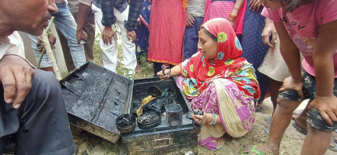 लखनऊ : डिवाइन हॉस्पिटल के पास झुग्गी-झोपड़ियों में लगी आग लखनऊ : डिवाइन हॉस्पिटल के पास झुग्गी-झोपड़ियों में लगी आग