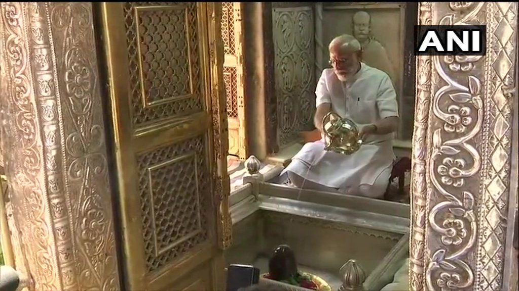वाराणसी: प्रधानमंत्री नरेंद्र मोदी ने काशी विश्वनाथ मंदिर में पूजा अर्चना की।
