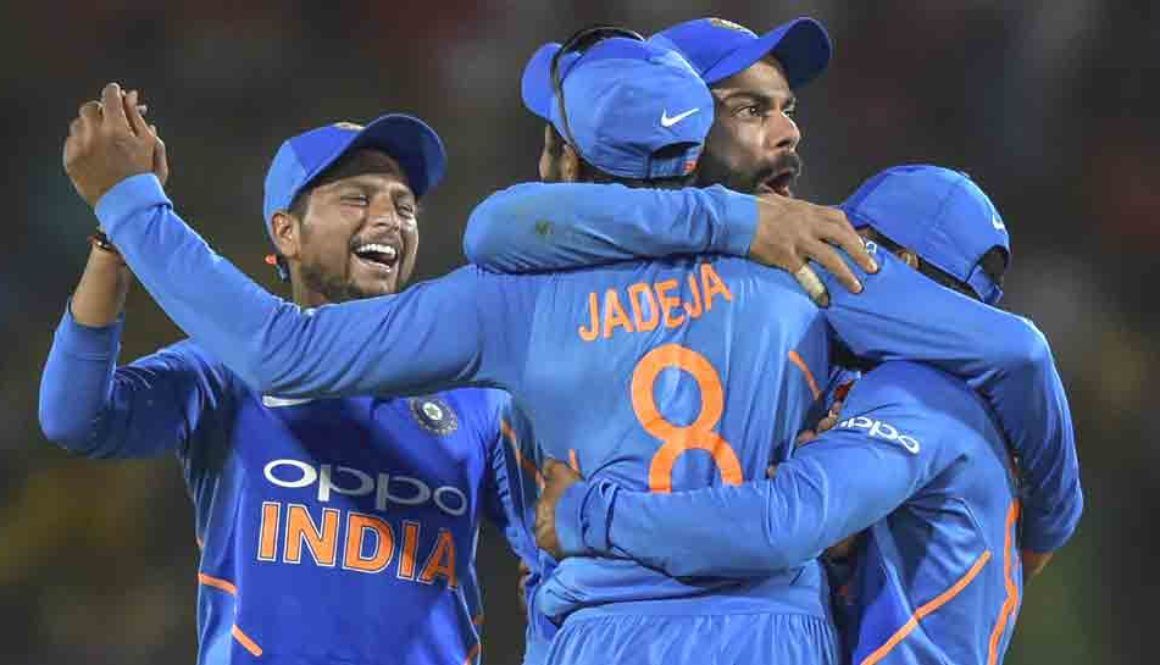 वाराणसी : टीम इंडिया की जीत के लिए विशेष प्रार्थना , मां गंगा के तट पर क्रिकेट प्रेमियों ने की पूजा, ॐ नमः शिवाय के उद्घोष के साथ की पूजा, बाबा काशी विश्वनाथ से जीत की प्रार्थना की।