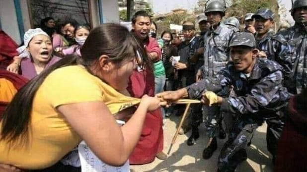 भारतीय सेना का नहीं है महिला के साथ बदसलूकी कर रहा ये जवान