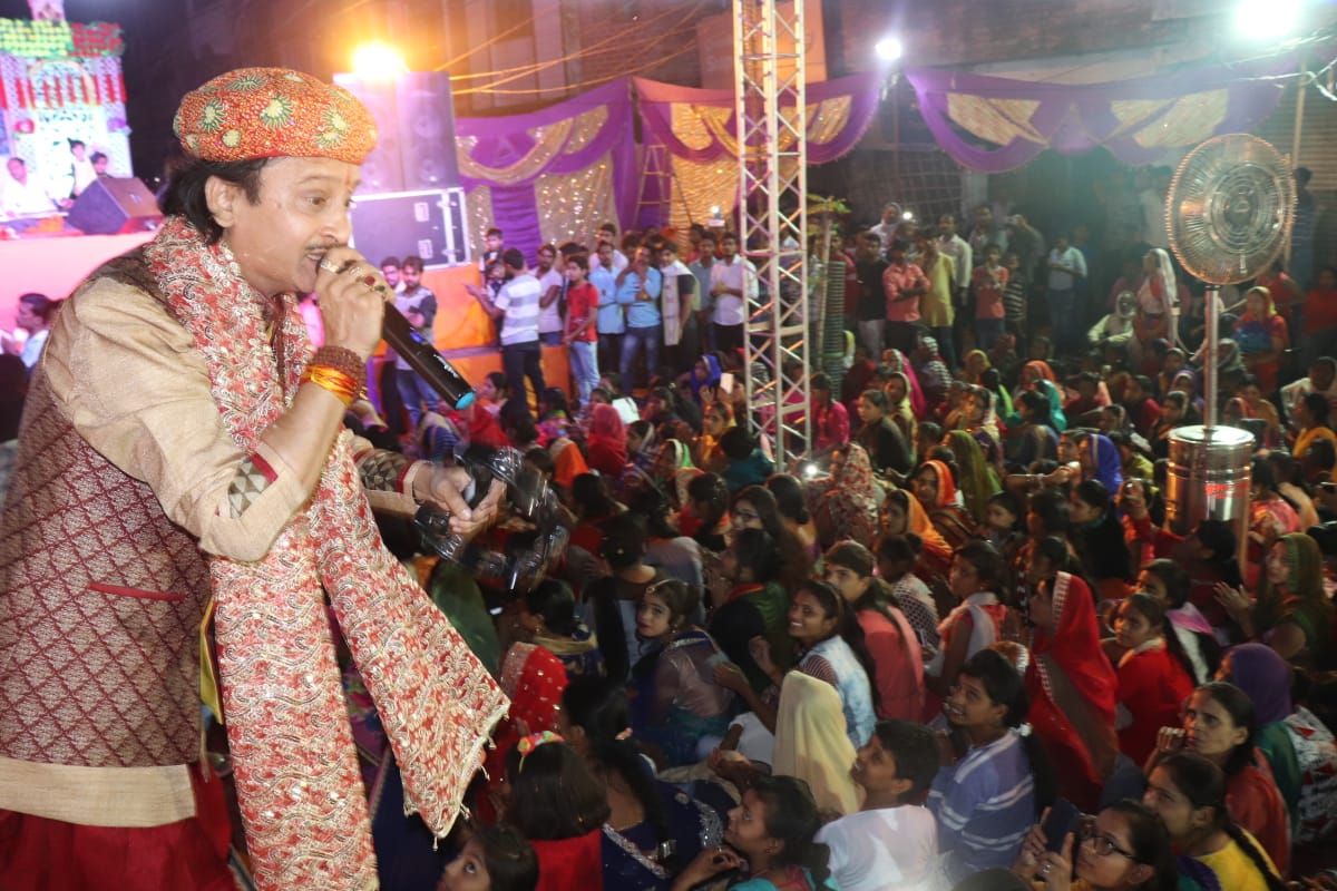 हर घर में है रावण बैठा इतने राम कहा से लाऊं गीत पर झूमें श्रद्धालु हर घर में है रावण बैठा इतने राम कहा से लाऊं गीत पर झूमें श्रद्धालु