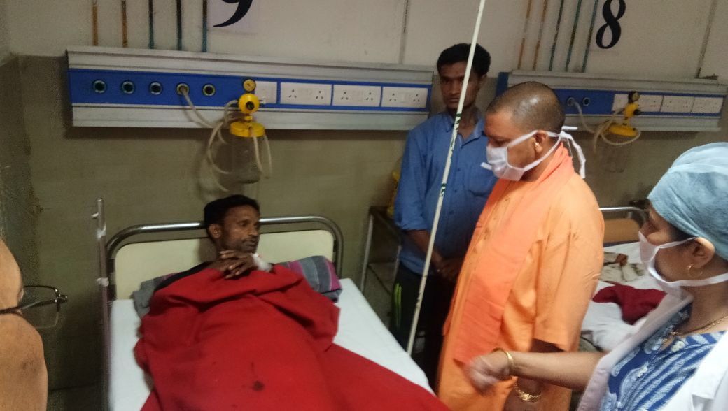 आगरा : सीएम योगी आदित्यनाथ कर्नाटक चुनाव प्रचार छोड़कर लौटे योगी ने ऑंधी तूफ़ान में घायल लोगों से अस्पताल में जाकर उनका हाल चाल लिया