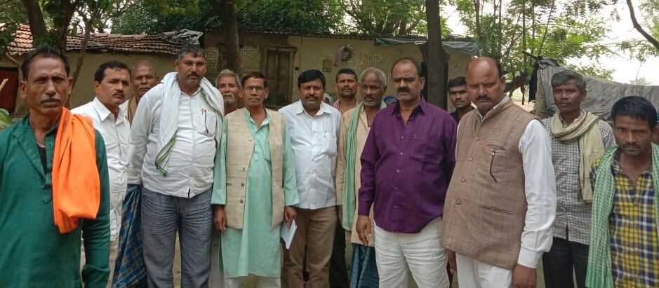 हरसोस गांव पहुंचे जन अधिकार मंच के पदाधिकारी, ग्रामीणों ने शराब ठेका हटाने की रखी मांग