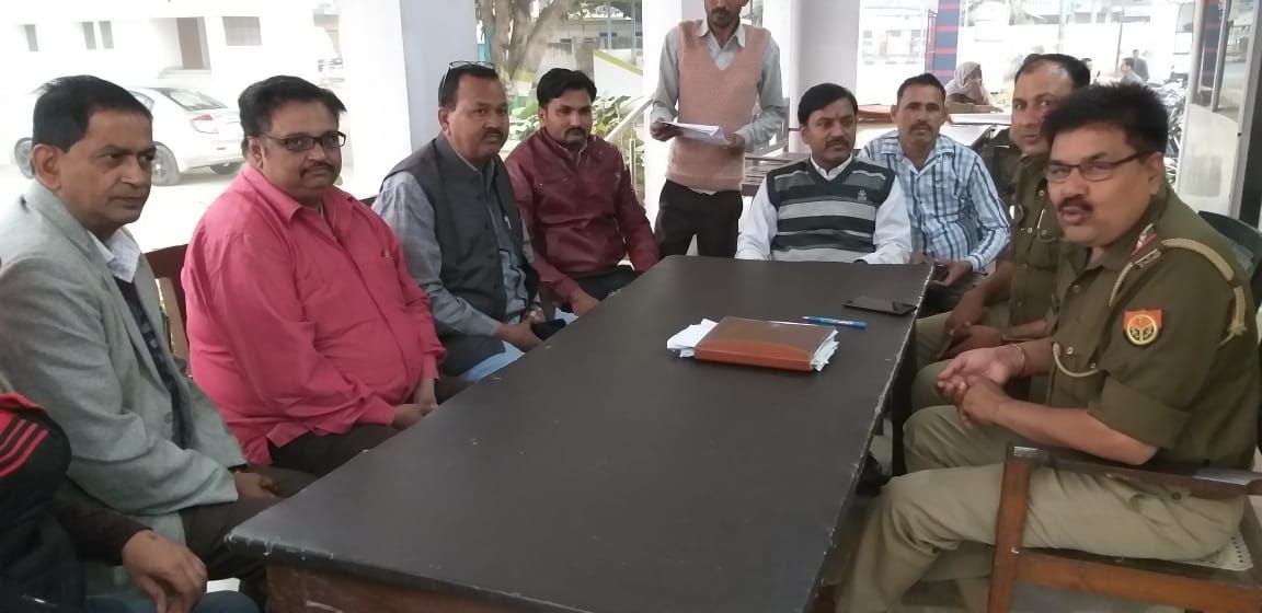 पश्चिमी उत्तर प्रदेश व्यापार मंडल के पदाधिकारियों ने कोतवाल से मिलकर रखीं समस्याएं पश्चिमी उत्तर प्रदेश व्यापार मंडल के पदाधिकारियों ने कोतवाल से मिलकर रखीं समस्याएं