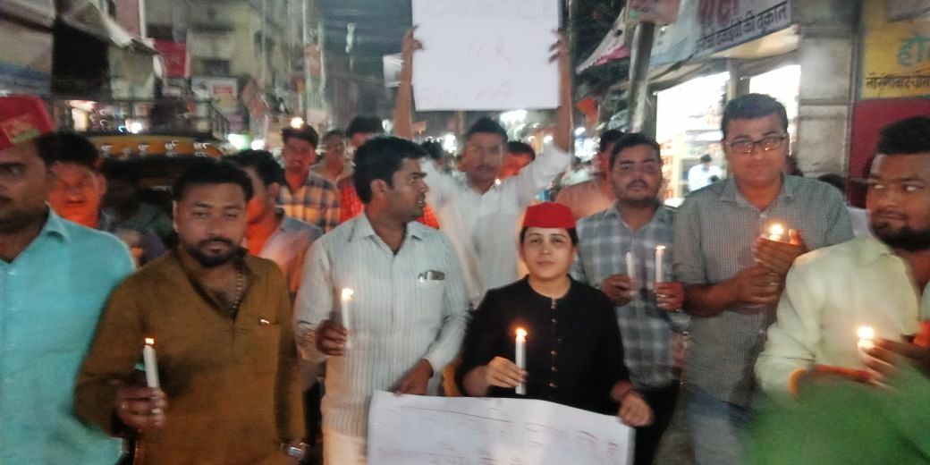 गुजरात व कठुआ में मासूम बच्चियों से बलात्कार को लेकर निकाला केंडल मार्च गुजरात व कठुआ में मासूम बच्चियों से बलात्कार को लेकर निकाला केंडल मार्च