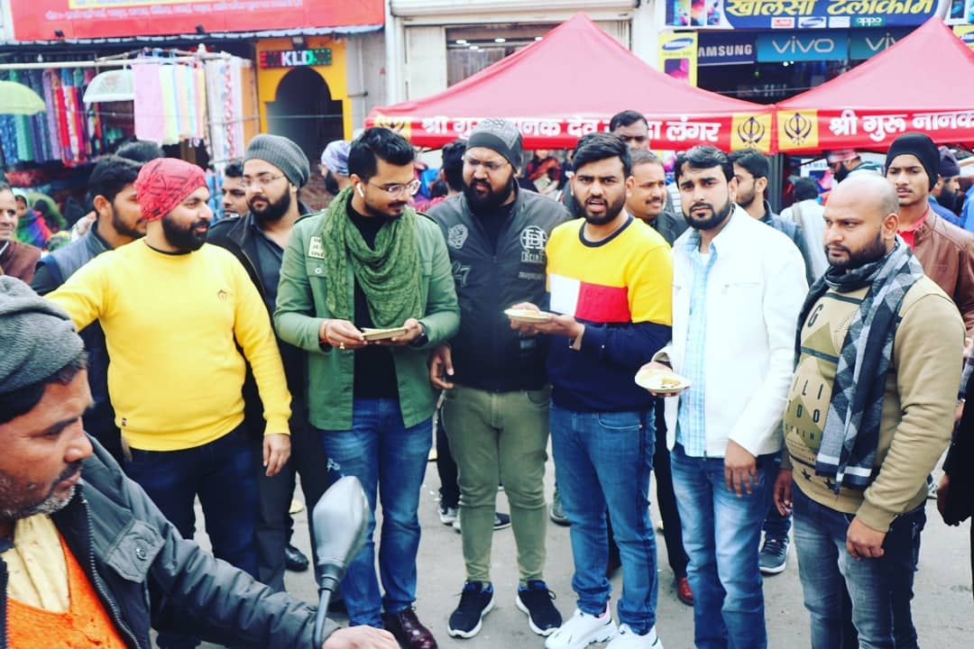 खलीलाबाद गुरुद्वारा का लंगर सुबह से शाम तक चलता रहा