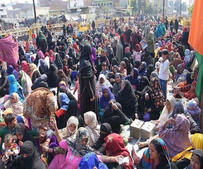 अब AMU छात्राओं ने शाहजमाल में लगवाए आजादी के नारे