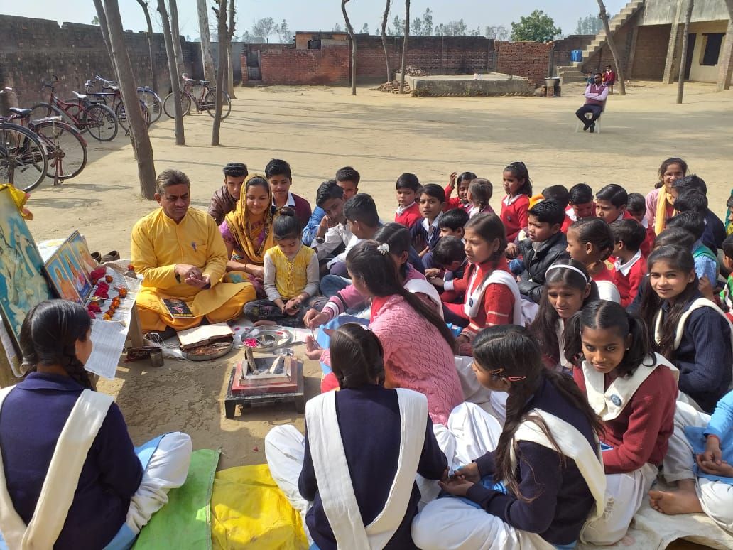 गायत्री यज्ञ कर किया ऋतुराज बसंत का स्वागत गायत्री यज्ञ कर किया ऋतुराज बसंत का स्वागत