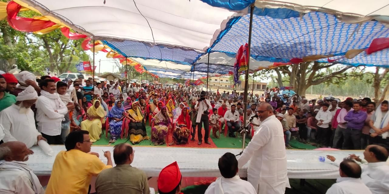 ललई ने गठबंधन प्रत्याशी के समर्थन मे क्षेत्र का किया तूफानी दौरा, जनसभा को संबोधित कर मांगे वोट ललई ने गठबंधन प्रत्याशी के समर्थन मे क्षेत्र का किया तूफानी दौरा, जनसभा को संबोधित कर मांगे वोट