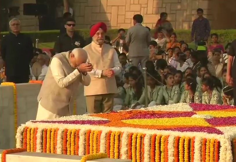 पीएम मोदी ने राजघाट पहुंचकर #MahatmaGandhi को श्रद्धांजलि दी