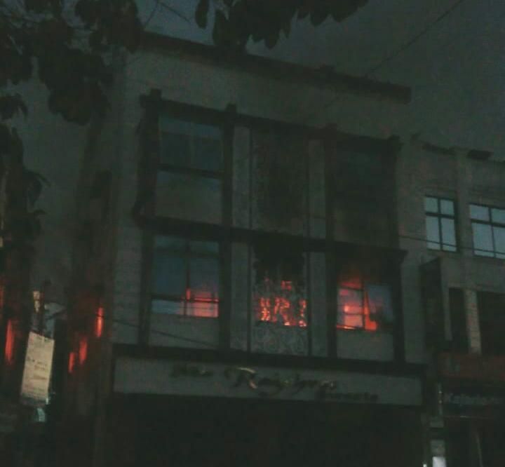 वाराणसी -पूर्वांचल की बहुचर्चित मिष्ठान भण्डार वाराणसी कचहरी स्थित राजश्री स्वीट्स में सिलेंडर फ़टने से लगी भीषड़ आग मौक़े पर ज़िला अधिकारी मौजूदसभी को सुरक्षित बाहर निकाला गया !