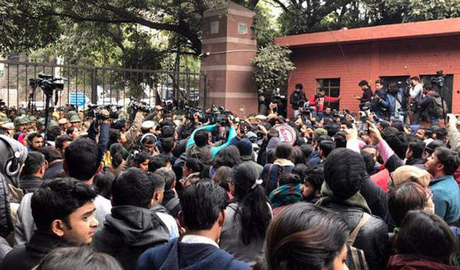 जेएनयू को न बनाओ ...राजनीति का अखाड़ा