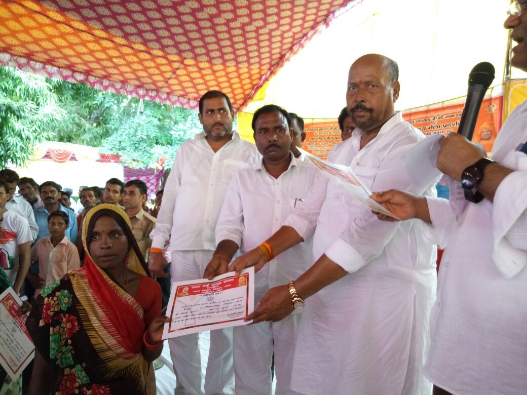 विधायक बाला प्रसाद अवस्थी ने प्रधानमंत्री आवास योजना के तहत पात्रों को प्रधानमंत्री आवास बांटे विधायक बाला प्रसाद अवस्थी ने प्रधानमंत्री आवास योजना के तहत पात्रों को प्रधानमंत्री आवास बांटे