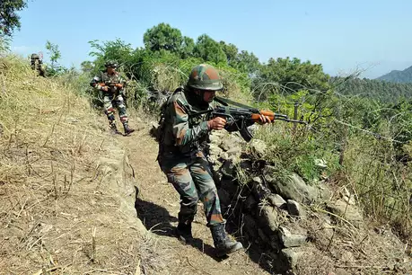 सुरक्षाबलों के साथ मुठभेड़ में तीन आतंकी ढेर सुरक्षाबलों के साथ मुठभेड़ में तीन आतंकी ढेर