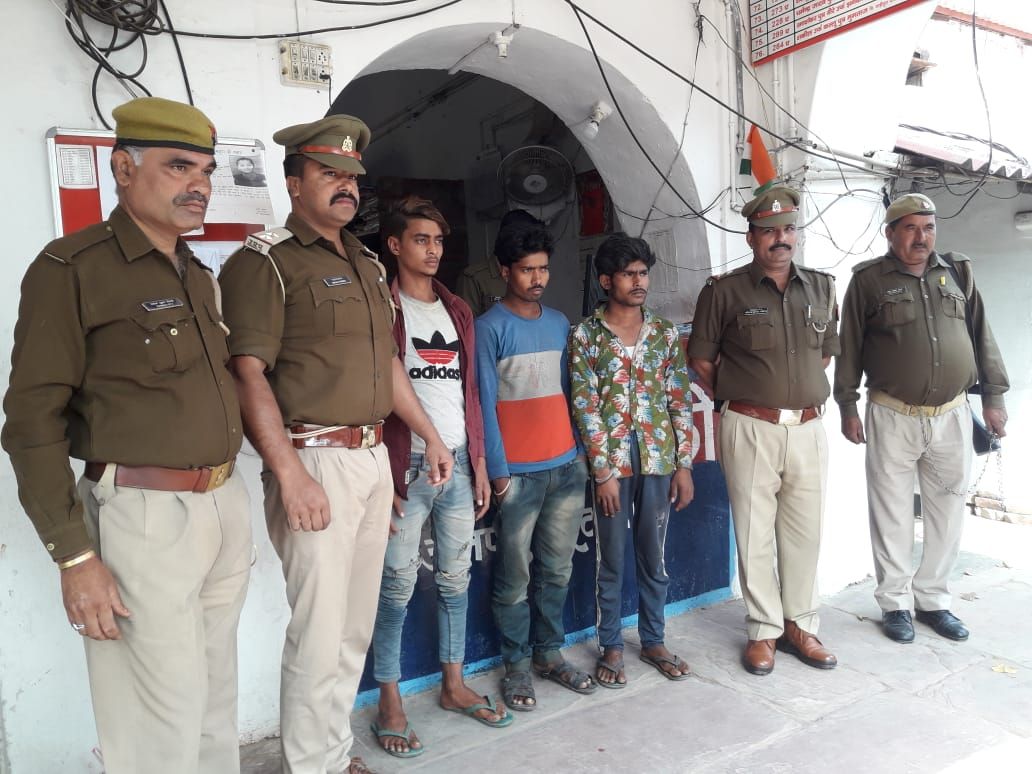 ढाबों पर खडे ट्रकों से ड्राइवरों के मोबाइल व पैसे चोरी करने वाले गिरोह के 3 शातिर चोर गिरफ्तार ढाबों पर खडे ट्रकों से ड्राइवरों के मोबाइल व पैसे चोरी करने वाले गिरोह के 3 शातिर चोर गिरफ्तार