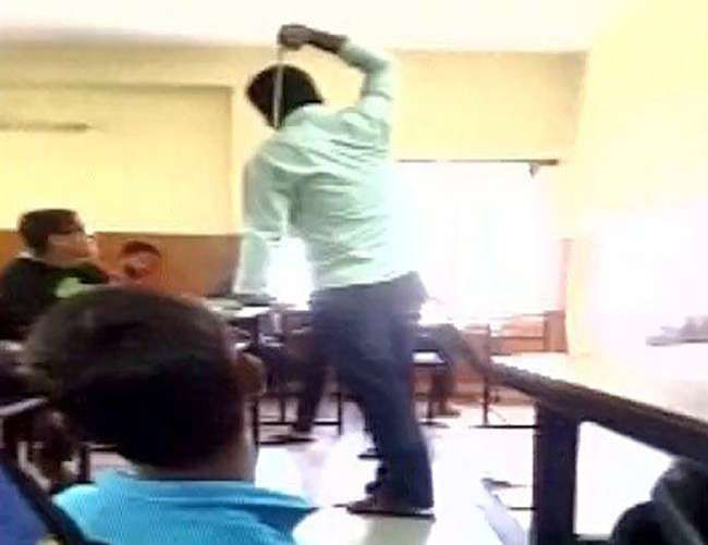 अलीगढ़ में होमवर्क न करने पर बच्चे की पिटाई, अस्पताल में भर्ती अलीगढ़ में होमवर्क न करने पर बच्चे की पिटाई, अस्पताल में भर्ती