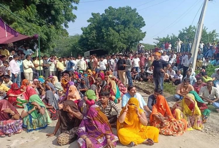 वीडियो : मुठभेड़ में मारे गए पुष्पेन्द्र के गांव में तनाव बरकरार, अधिकारियों और परिजनों के बीच वार्ता विफल