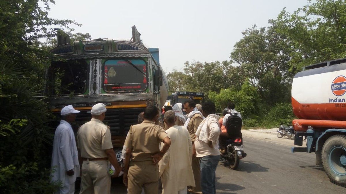गोंडा- फैजाबाद हाईवे पर वजीरगंज थाना क्षेत्र में कार व टैंकर के बीच सामने से टक्कर हो गयी, जिसमें कार के परखच्चे उड़ गये। इस हादसे में कार में सवार पांच लोगों के मौके पर ही मौत ।