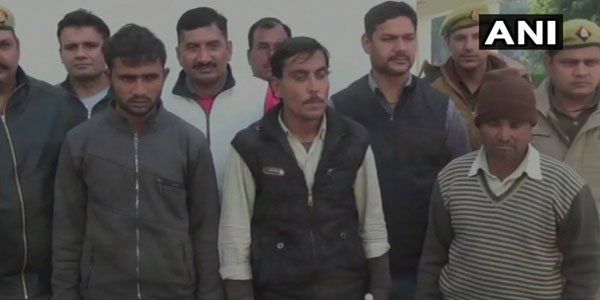 मुरादाबाद : भगतपुर पुलिस और इंटलीजेंस विंग ने  ने 3 चोरों को गिरफ्तार किया है और 6 अन्य को पकड़ने के लिए सर्च ऑपरेशन चला रही है। इनके पास से पुलिस ने दो ट्रक और 32 लाख रुपये जब्त किए हैं।