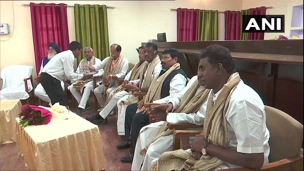 पीएम मोदी के नामांकन दाखिल करने से पहले NDA के नेता वाराणसी के कलेक्ट्रेट ऑफिस पहुंचे।