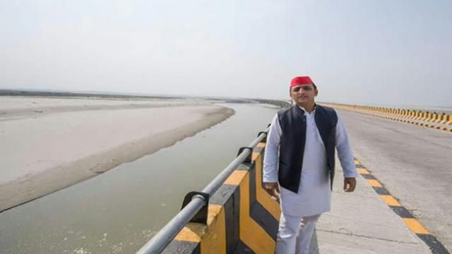 जब अचानक घाघरा पुल पर रूके अखिलेश, सब रह गए आश्चर्यचकित जब अचानक घाघरा पुल पर रूके अखिलेश, सब रह गए आश्चर्यचकित