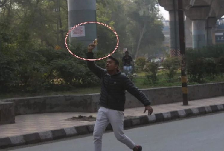 नागरिकता कानून के खिलाफ मार्च के दौरान युवक ने की फायरिंग, एक घायल